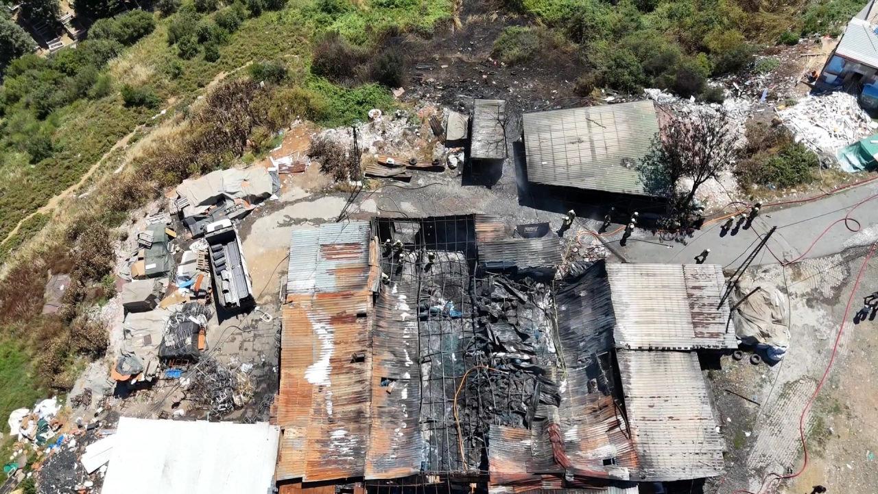 Sultangazi'de metruk plastik fabrikasında çıkan yangın söndürüldü.