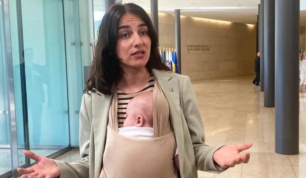 AB'de ilk: İsve&ccedil;li Bakan, toplantıya bebeğiyle geldi