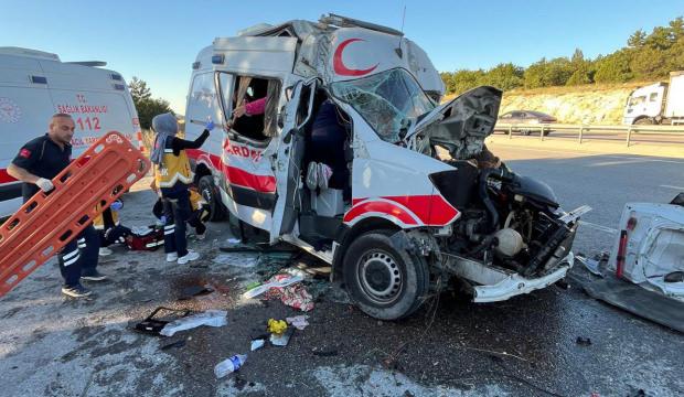 Ambulans, TIR'a &ccedil;arptı; hasta &ouml;ld&uuml;, 3 personel yaralı