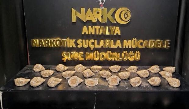 Antalya'da narkotikten rekor darbe: L&uuml;ks aracın bagajından 34 paket eroin fırladı!