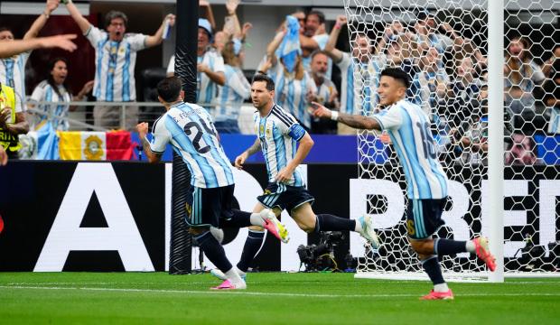 Zafer golleri Messi'den! Arjantin son 32'de