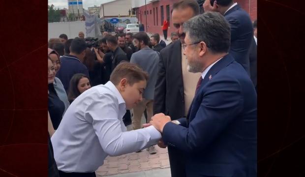 Bakan ile &ccedil;ocuk arasında g&uuml;l&uuml;mseten diyalog: Bu yaşta Fenerbah&ccedil;eli olmak zor