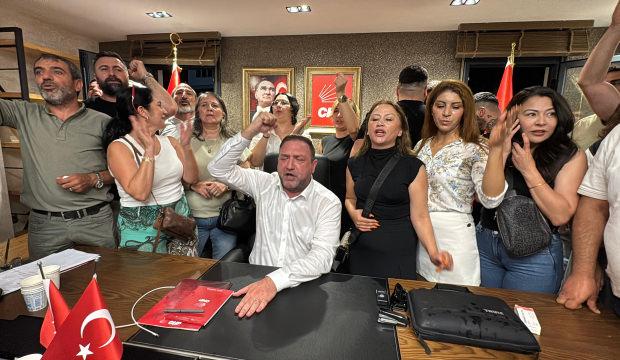 CHP İzmir İl Başkanlığı'na atanan Utku G&uuml;mr&uuml;k&ccedil;&uuml;, g&ouml;revine başladı