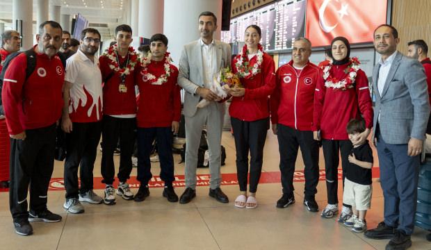 &Ccedil;i&ccedil;eklerle karşılandılar! Milli sporcular yurda d&ouml;nd&uuml;