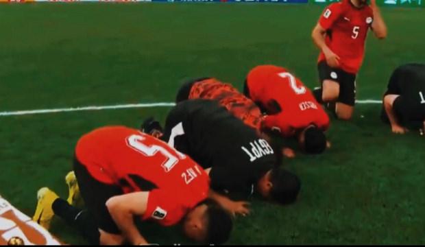 D&uuml;nya Kupası'nda gecenin en &ccedil;ok konuşulan karesi! 3-1 sonrası ş&uuml;k&uuml;r secdesi