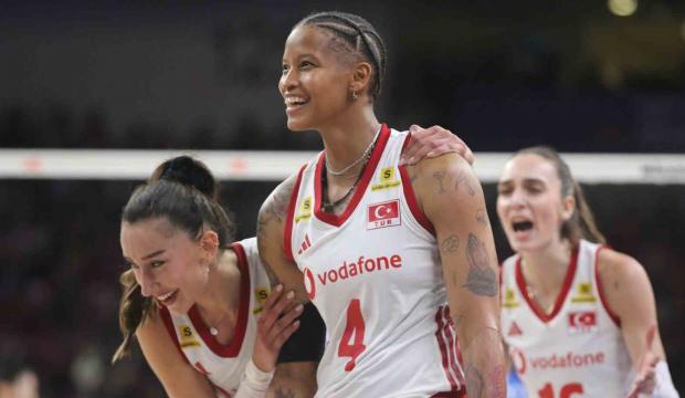 D&uuml;nya Kupası'nda &uuml;z&uuml;ld&uuml;k! Voleybolda sevindik: Sultanlar, d&uuml;nya &uuml;&ccedil;&uuml;nc&uuml;l&uuml;ğ&uuml;ne y&uuml;kseldi