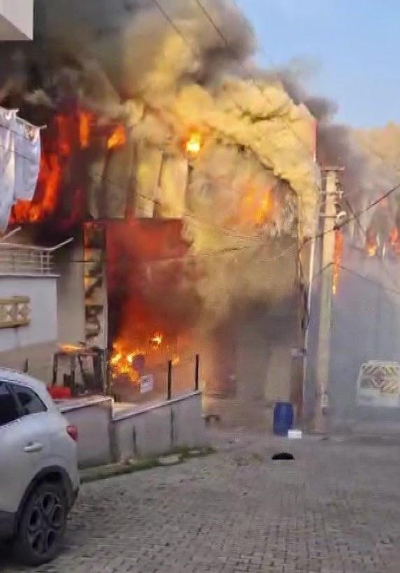 Kocaeli'de 7 kişinin öldüğü fabrika yangını soruşturmasında 7 belediye yetkilisine gözaltı.