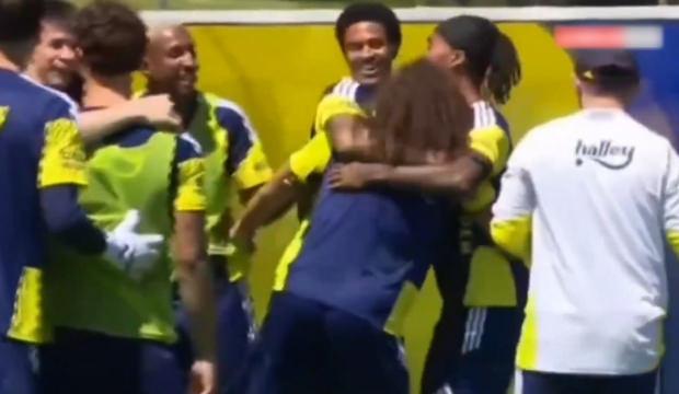 Fenerbah&ccedil;e idmanında o isim paylaşılamadı: Antrenmanda eğlenceli kapışma