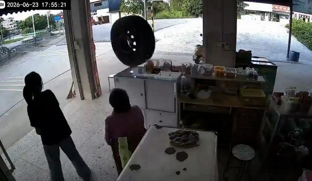 Ara&ccedil;tan fırlayan tekerlek d&uuml;kkan daldı facia kıl payı atlatıldı