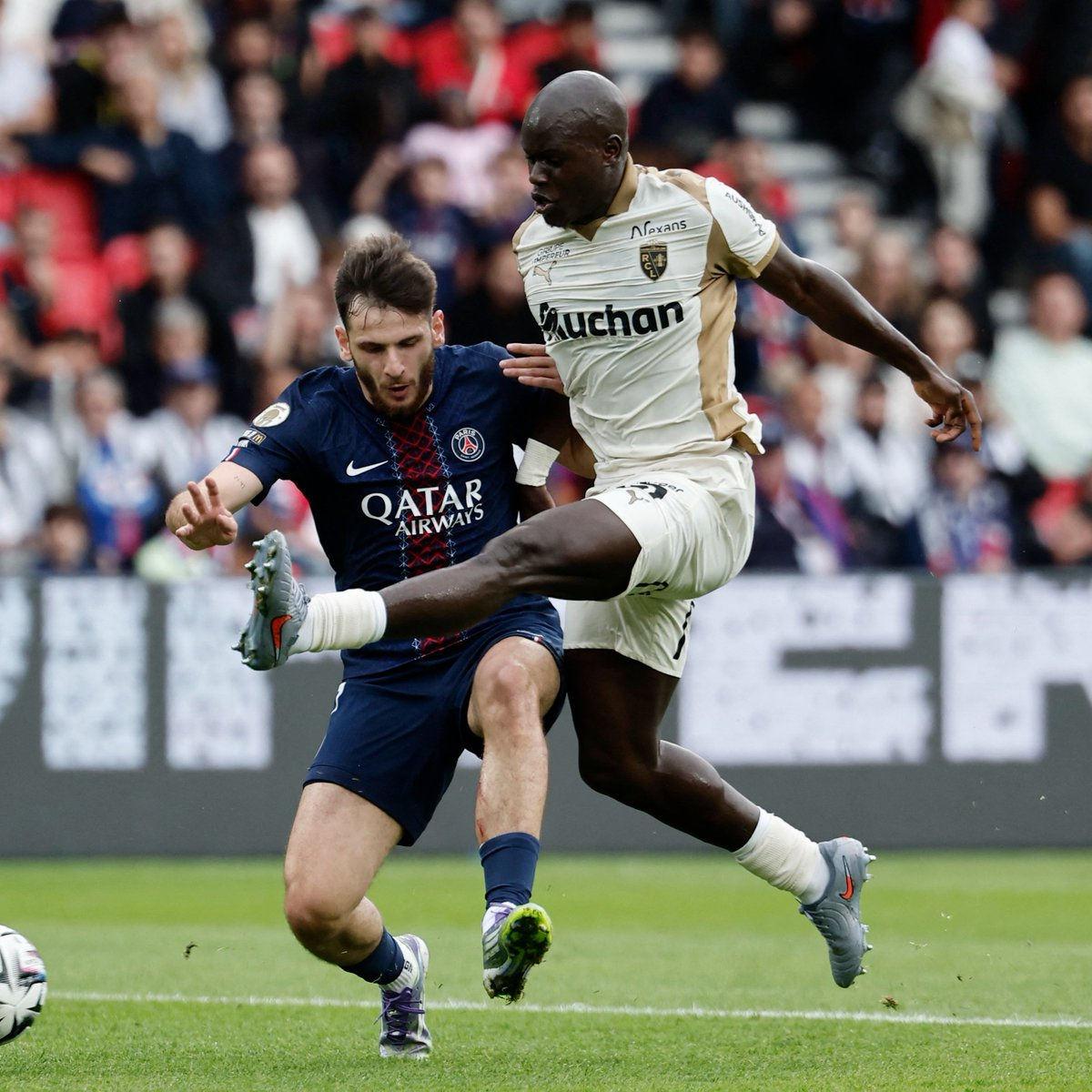 Sarr, PSG forması giyen Kvarashkhelia ile mücadele ediyor.