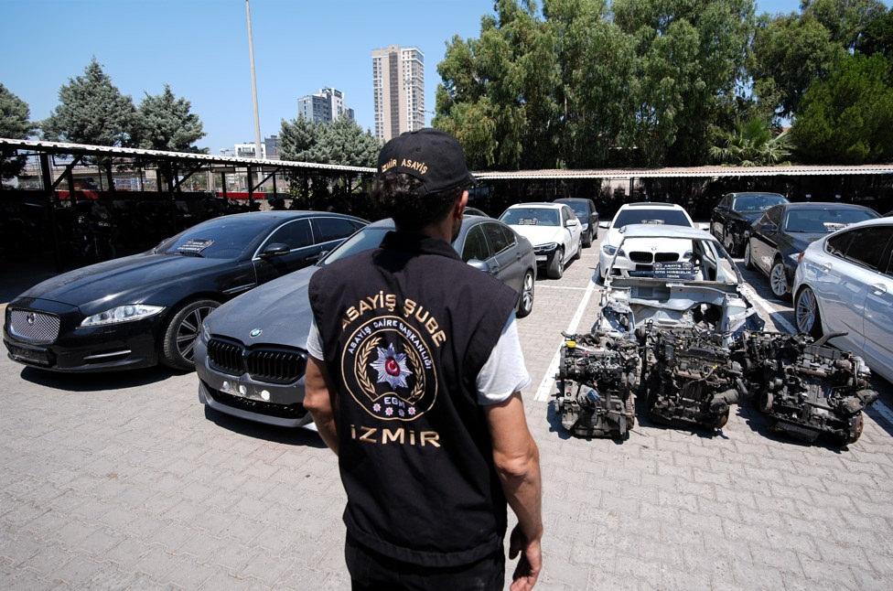 6 ilde lüks araç operasyonu: hurda araçları sıfır gibi satan çete çökertildi