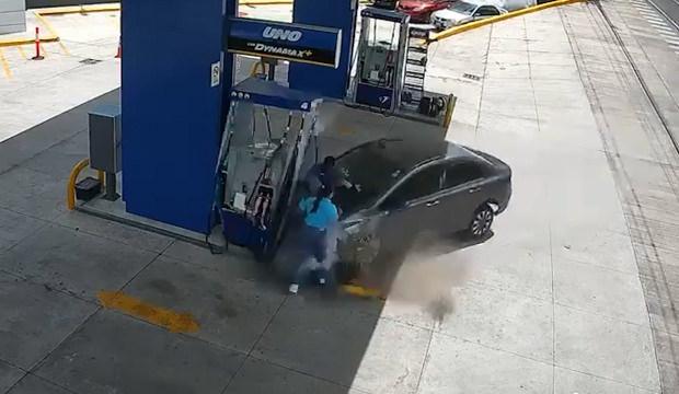 Akaryakıt istasyonuna son hızla giren ara&ccedil; 3 iş&ccedil;iyi ezdi: O anlar kamerada