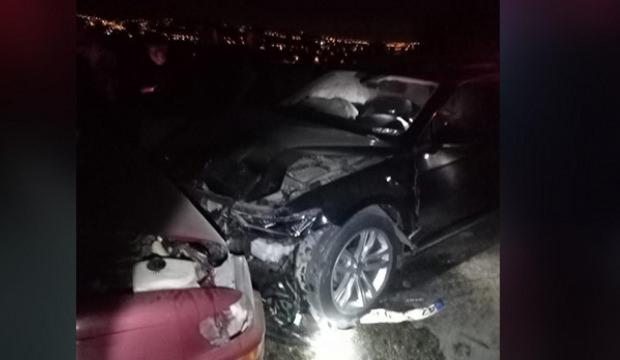 İki otomobil &ccedil;arpıştı: Eski milletvekili ile 2 kişi yaralandı