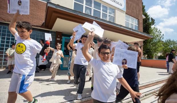 Karneler alındı, 18 milyon &ouml;ğrenci i&ccedil;in tatil zamanı! Erdoğan'dan &ouml;ğrencilere mesaj