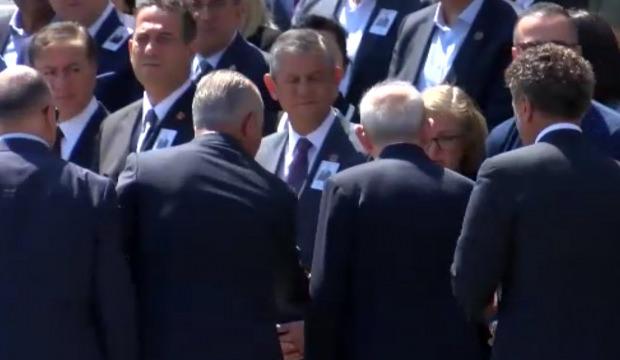Mutlak butlan kararı sonrası ilk! Kılı&ccedil;daroğlu ve &Ouml;zel'in tokalaştığı anlar g&uuml;ndem oldu