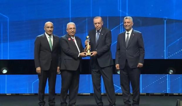 Kuyumculuk sekt&ouml;r&uuml; ihracat şampiyonu Ahlatcı, &ouml;d&uuml;l&uuml; Cumhurbaşkanı Erdoğan&rsquo;ın elinden aldı