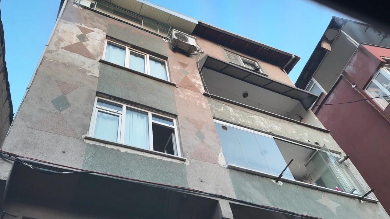 Kağıthane’de yeni evli 26 yaşındaki Sevil'i eşi salonda ölü buldu.