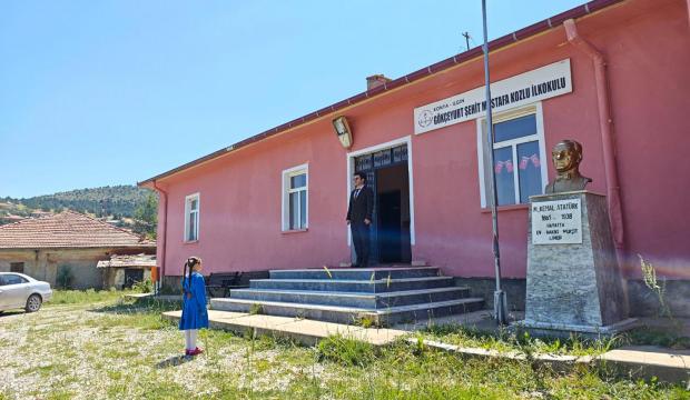 Okulun tek &ouml;ğrencisi karnesini aldı