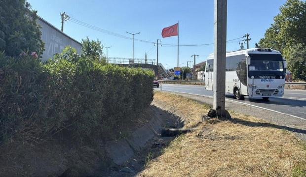 Panelvan y&ouml;n tabelasına &ccedil;arptı: 1 &ouml;l&uuml;, 2 yaralı
