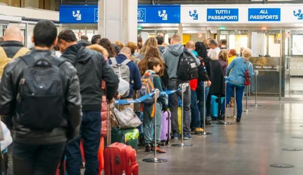 Pasaport kontrol&uuml; krizi s&uuml;r&uuml;yor: Avrupa'da sistem tamamen &ccedil;&ouml;kebilir