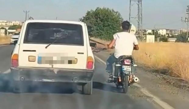 Şanlıurfa'da tehlikeli yolculuk: Motosiklet, otomobil kemerine tutunarak ilerledi