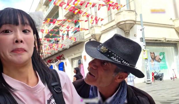 Japon turisti rahatsız eden magandaya esnaf tokatı!