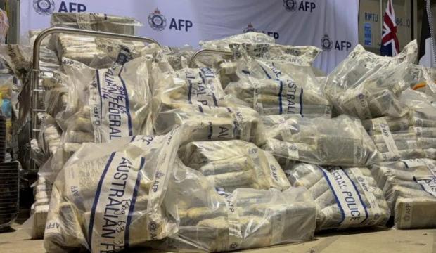Tarihe ge&ccedil;en operasyon: 2,7 ton kokain ele ge&ccedil;irildi