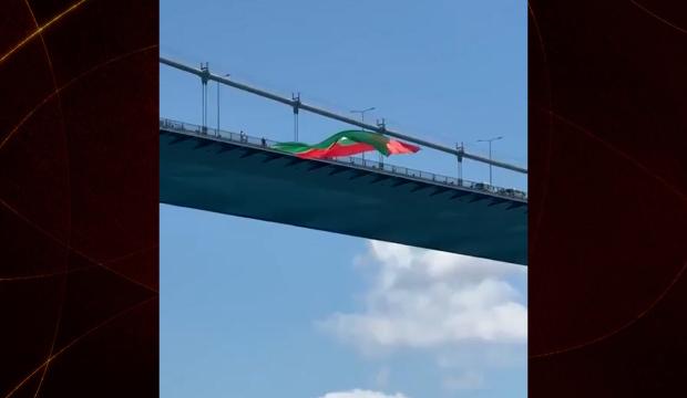 Tarihinde ilk kez S&uuml;per Lig'de yer alacak Amedspor'un bayrağı FSM k&ouml;pr&uuml;s&uuml;ne asıldı  