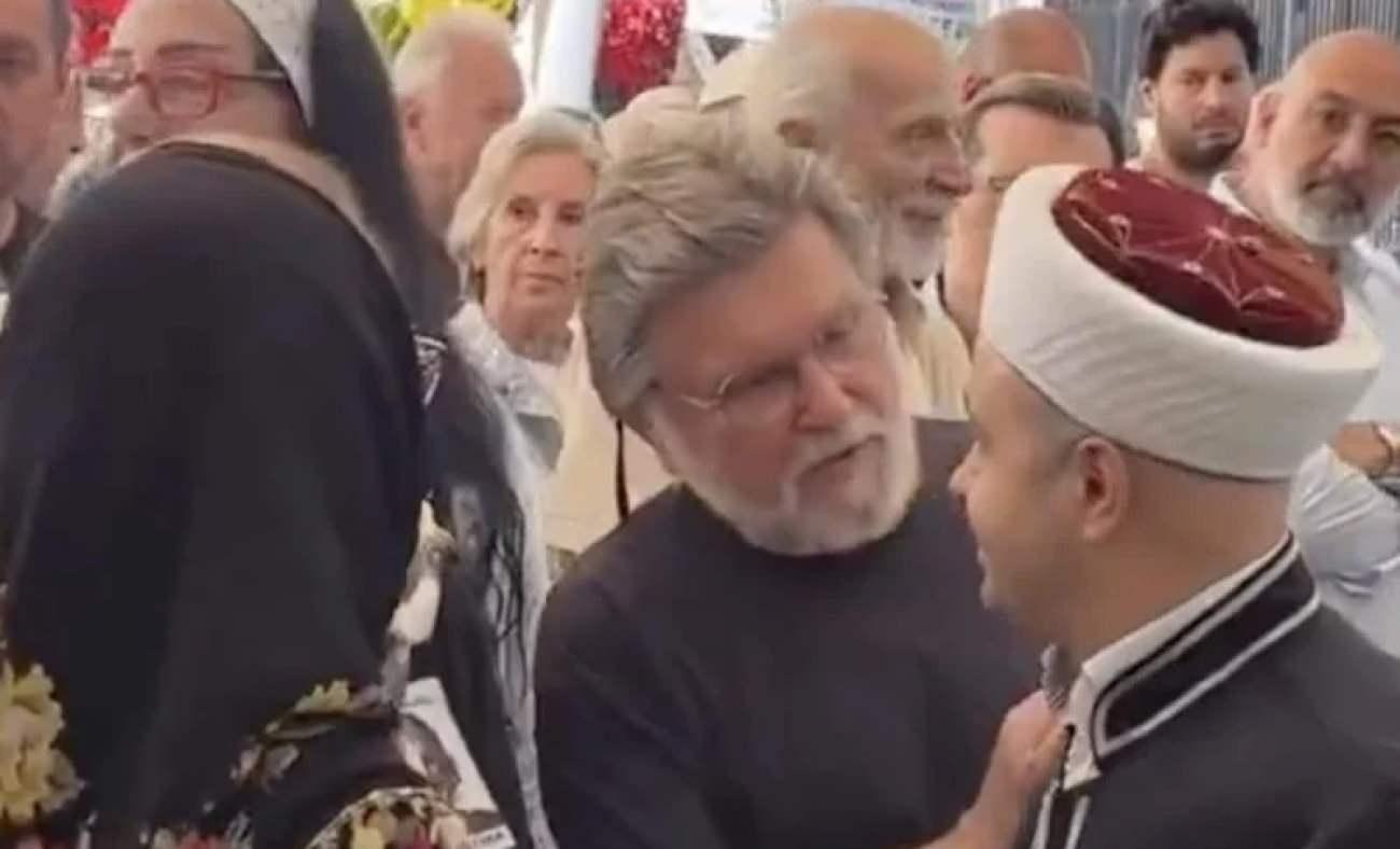 &Uuml;nl&uuml; modacaının cenazesinde kadınlar saf tutmak istedi: İmamın hayır cevabı gerilime neden oldu