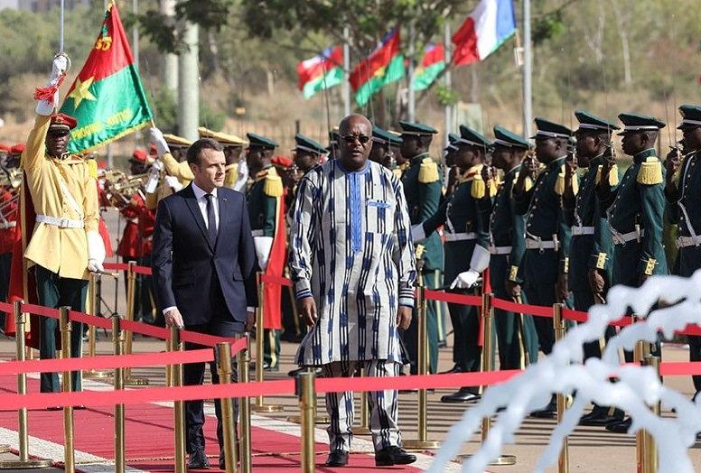 Fransa Cumhurbaşkanı Emmanuel Macron'un Kasım 2017'de Burkina Faso ziyaretinden bir kare. Fotoğrafta Macron, dönemin Burkina Faso Cumhurbaşkanı Roch Marc Chiristian Kabore ile birlikte.