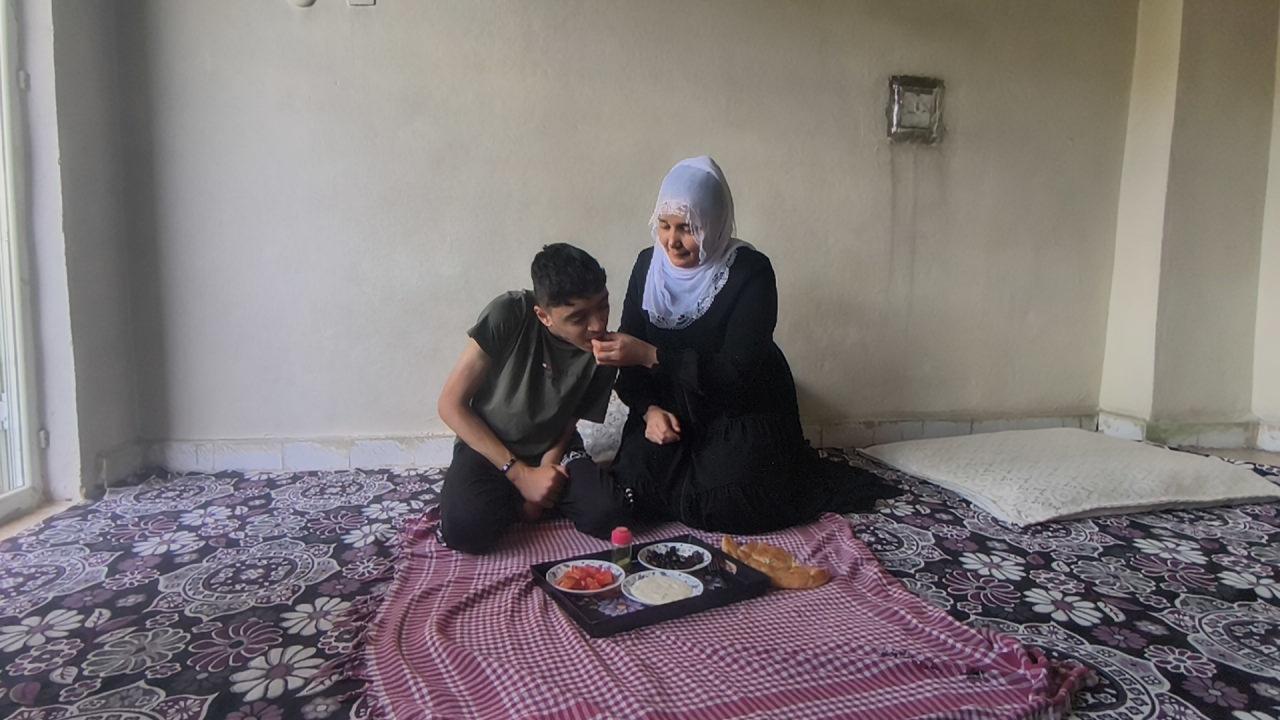 Bünyamin Aktaş'ın (15) annesi yemek yediriyor.