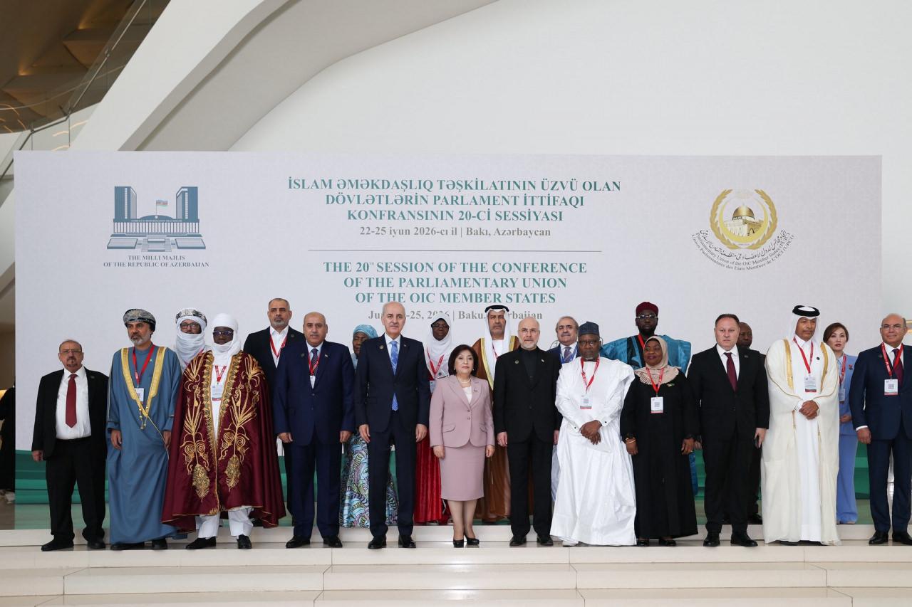 TBMM Başkanı Numan Kurtulmuş, Bakü'de düzenlenen İslam İşbirliği Teşkilatı Parlamento Birliği 20. Konferansı'nda heyet başkanlarıyla aile fotoğrafı çektirdi.