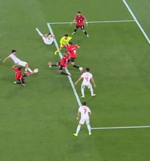 90+3'te 4 numaralı futbolcu için VAR devreye girdi ve ofsayt kararı verdi.