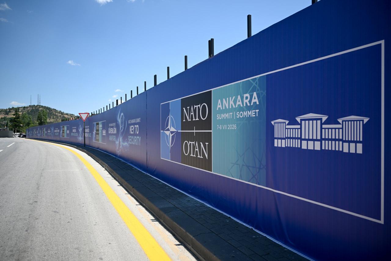 Başkentte düzenlenecek NATO Zirvesi öncesinde protokol güzergahında hazırlık çalışmaları devam ediyor. Bulvar üzerindeki bazı noktalara NATO Zirvesi'ne ilişkin 'Barışın Anahtarı', 'Güvenliğin Anahtarı' ve 'Barışta Ortak Gelecek' sloganlarının yer aldığı billboardlar asıldı.