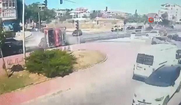 Yangına giden itfaiye aracının devrildiği o anlar ortaya &ccedil;ıktı!