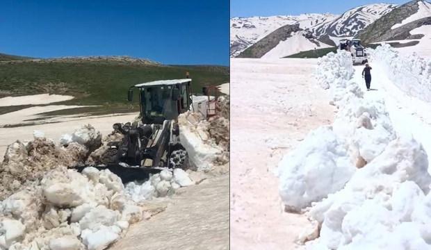 Yazın ortasında kar kalınlığı 3 metreyi buldu, yolda &ccedil;alışma başlatıldı!
