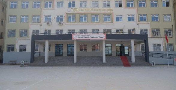  Karne günü bıçaklanan 10'uncu sınıf öğrencisi ağır yaralandı.