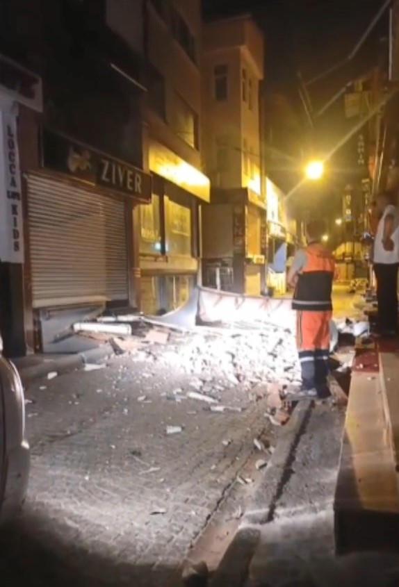 İstanbul Fatih'te yola beton parçaları düştü.