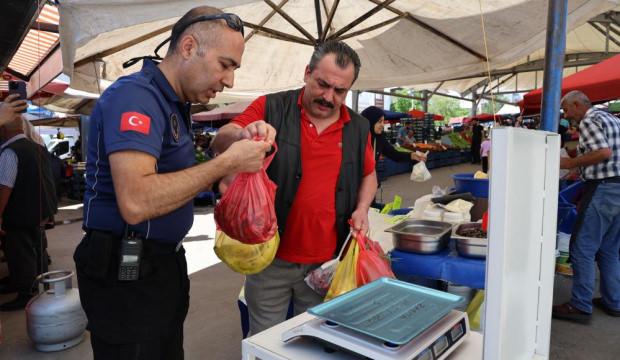 Zabıta pazar &ccedil;ıkışına terazi kurdu: Vatandaş ikinci kez tarttı
