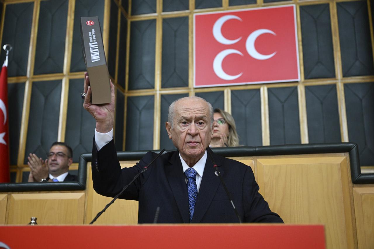 Milliyetçi Hareket Partisi (MHP) Genel Başkanı Devlet Bahçeli, partisinin TBMM Grup Toplantısı'na katılarak konuşma yaptı. Bahçeli, “İstikrar, Ahlak ve Refah Temelli Kalkınma Vizyon Belgesi” adını taşıyan kitabı gösterdi.