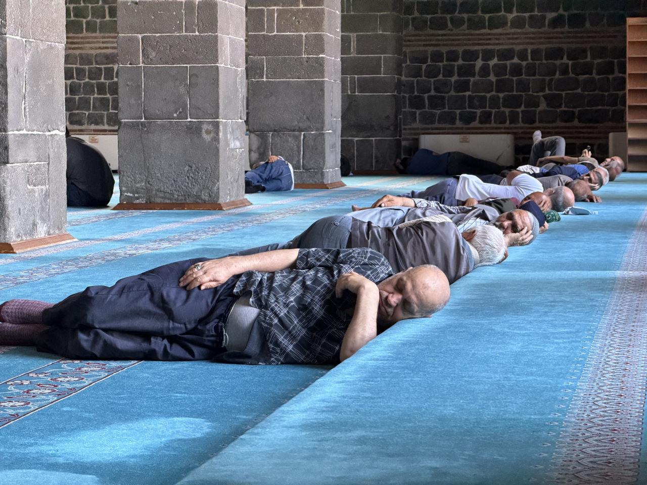 Diyarbakır'da 40 derece sıcaktan bunalanlar camilerde uyudu.