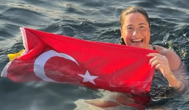 13 saat 50 dakika durmadan y&uuml;zd&uuml;! Milli sporcu Aysu T&uuml;rkoğlu'ndan yeni rekor