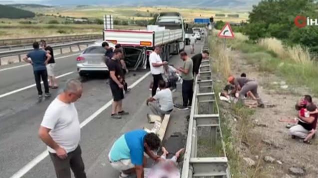 Seyir halindeki araç tıra arkadan çarptı.