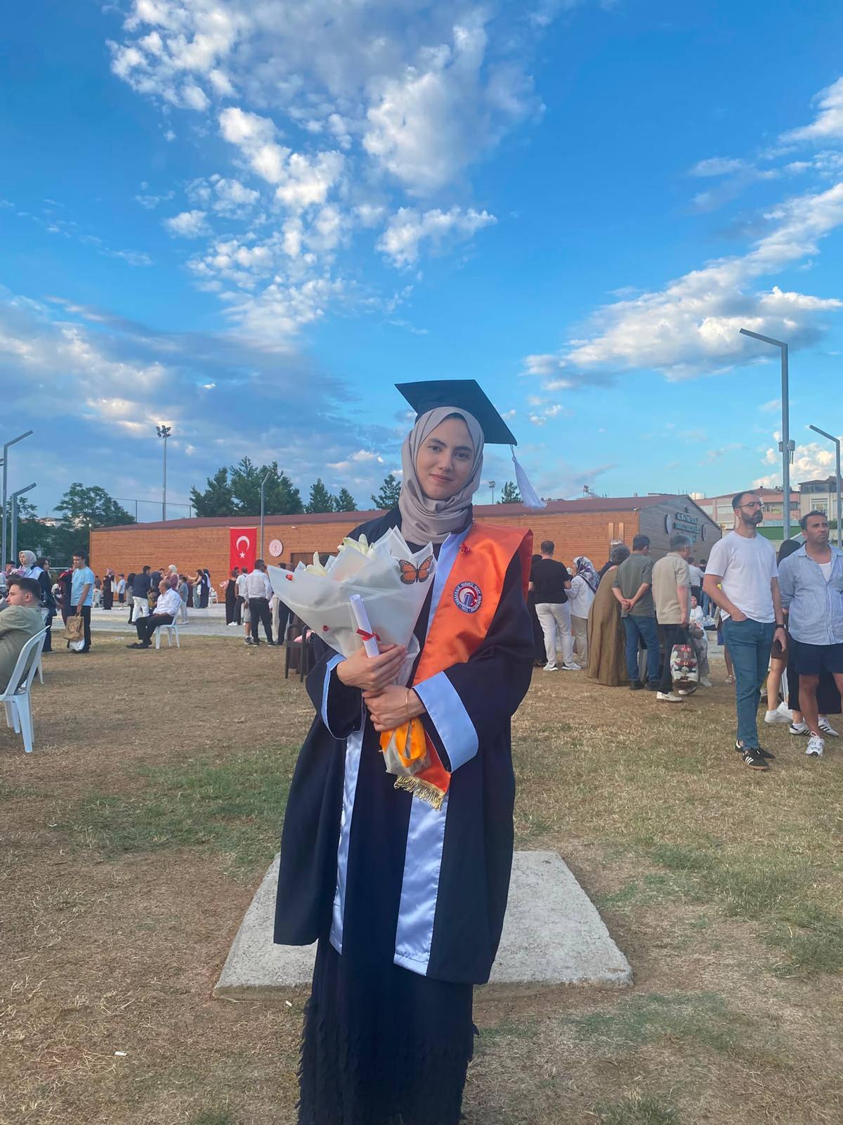 Emine kep atıyor.