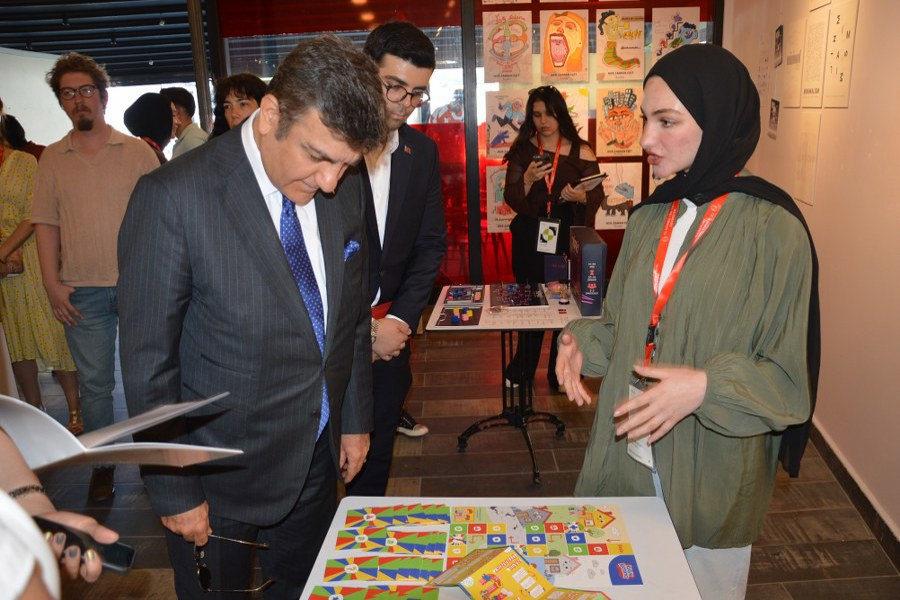Öğrenciler projeleri hakkında bilgi veriyor.