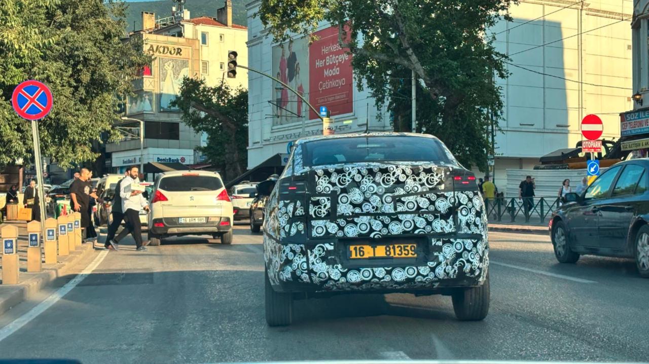 Kamuflajlı gövdesine rağmen yeni modelin tasarım detayları dikkat çekiyor.