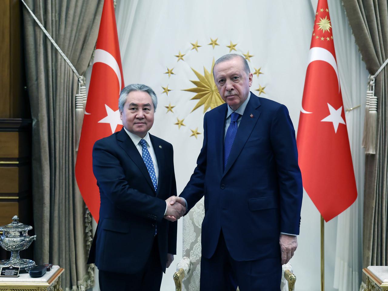 Cumhurbaşkanı Recep Tayyip Erdoğan, Kırgızistan Dışişleri Bakanı Ceenbek Kulubayev'i Cumhurbaşkanlığı Külliyesi'nde kabul etti.