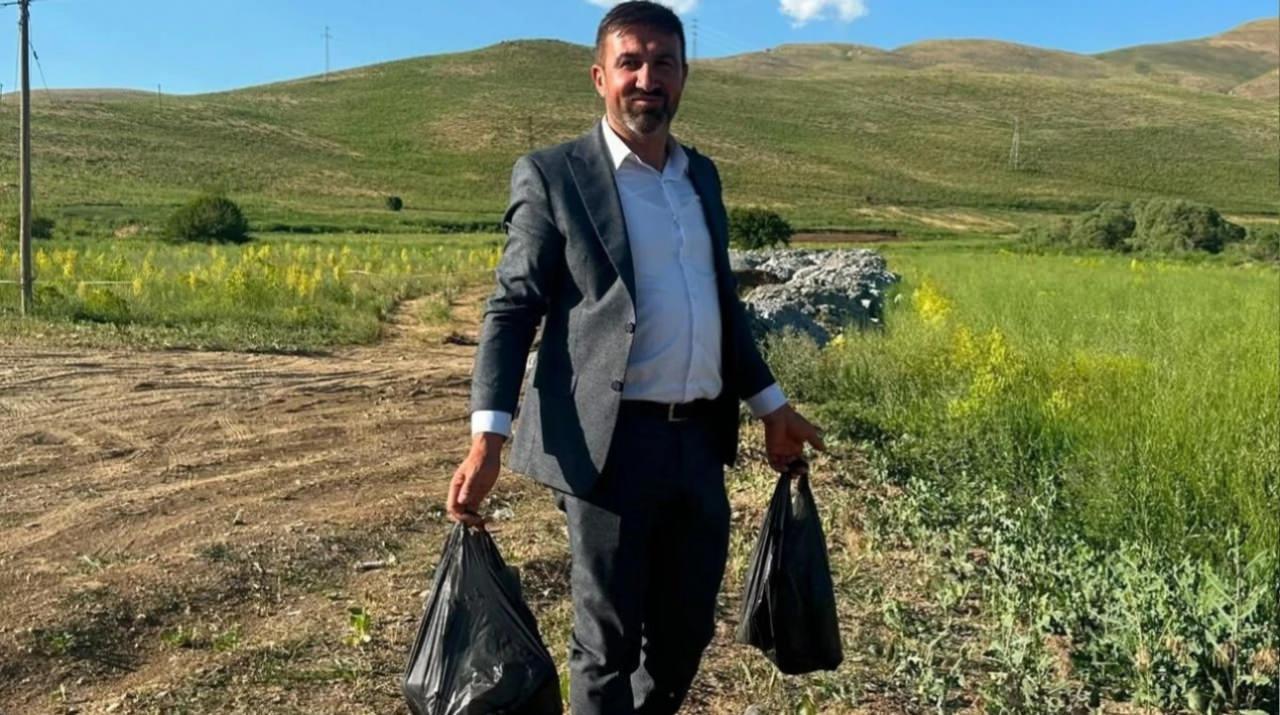 Bölge sakinleri atılan şişeleri olası bir yangın riskine karşı topluyor. 