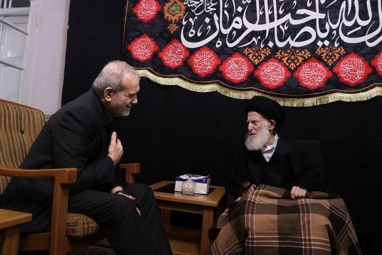 İran Cumhurbaşkanı Mesud Pezeşkiyan'ın Kum şehrinde Büyük Taklit Mercii Şebiri Zencani ile görüşmesinden bir kare.