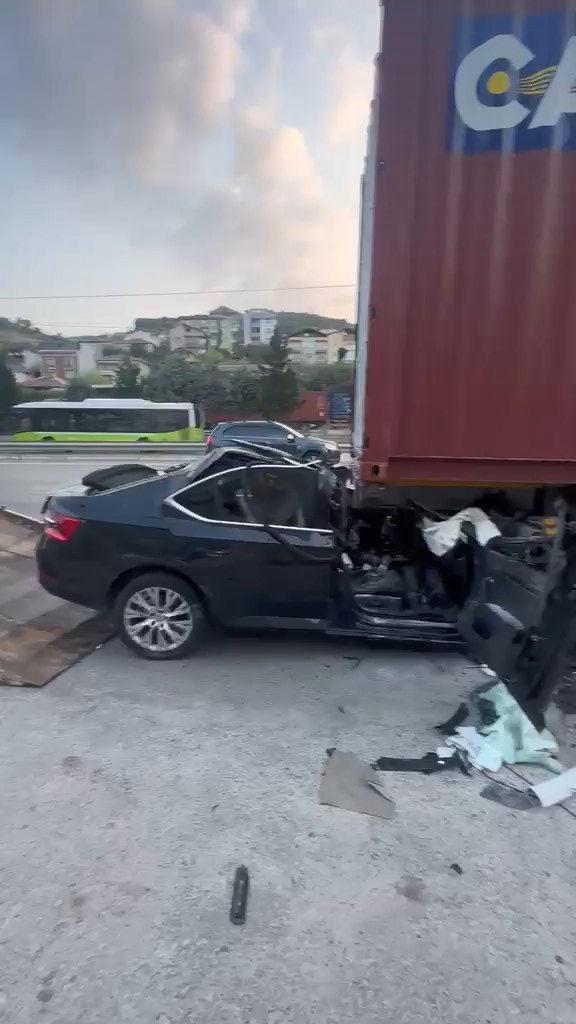Otomobil, TIR'ın altına girdi, baba ve oğlu öldü.